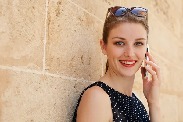 Business woman calling on the smartphone — Stockfoto