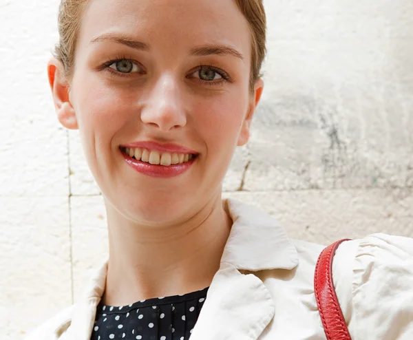 Joven y atractiva mujer de negocios sonriendo — Foto de Stock