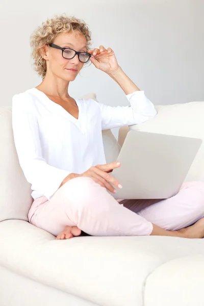 Mulher usando um computador portátil e trabalhando — Fotografia de Stock