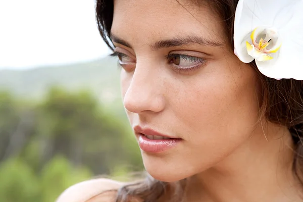 Mujer elaxing en naturaleza con flor en su pelo — Foto de Stock