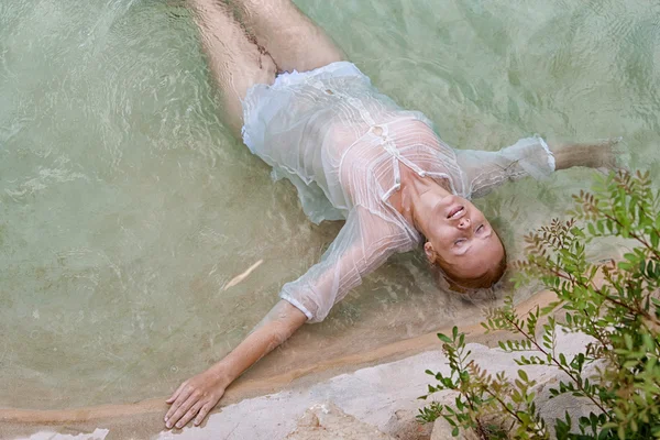 Frau liegt und relaxt im Schwimmbad — Stockfoto