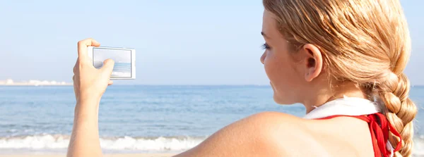 Mulher usando smartphone na praia — Fotografia de Stock