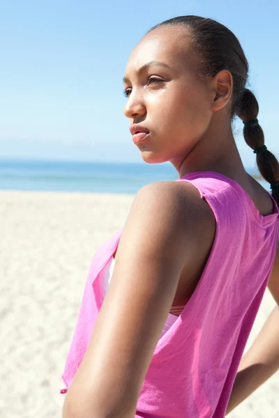 Jovem mulher de pé em uma praia de areia — Fotografia de Stock