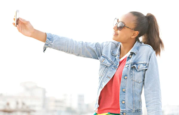 Adolescente ragazza prendere un selfie ritratto di se stessa — Foto Stock
