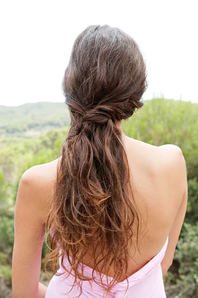 Mujer joven relajándose en las montañas del bosque — Foto de Stock