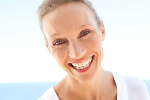 Retrato de mulher feliz e alegre — Fotografia de Stock