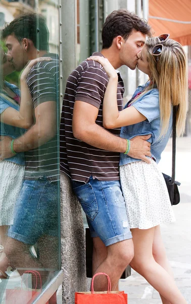 Casal atraente beijando e abraçando — Fotografia de Stock