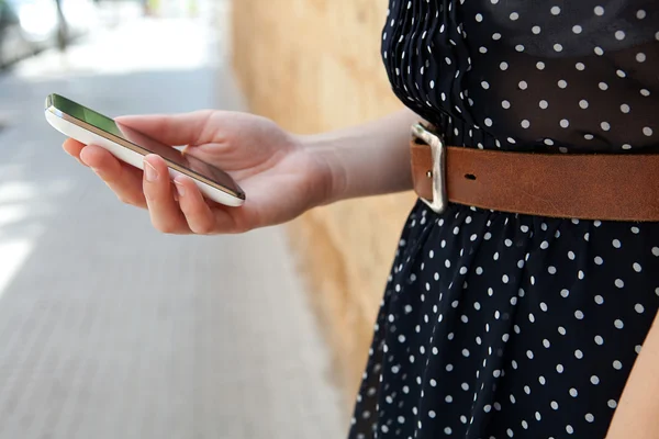 Geschäftsfrau mit Smartphone — Stockfoto