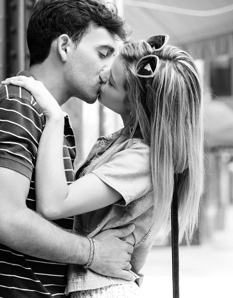 Attraente coppia baci e abbracci — Foto Stock