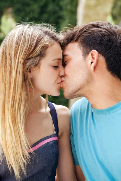 Приваблива романтична пара цілується — стокове фото