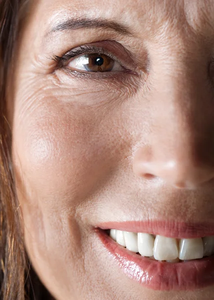 Портрет привабливої зрілої старшої жінки посміхається — стокове фото
