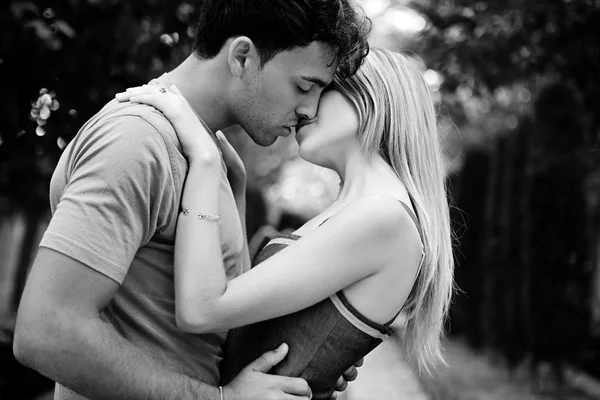 Romantic young couple kissing and embracing — Stock fotografie