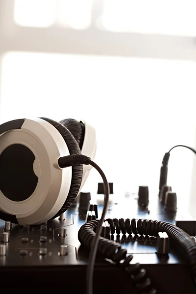 Casque posé sur un mixeur DJ — Photo