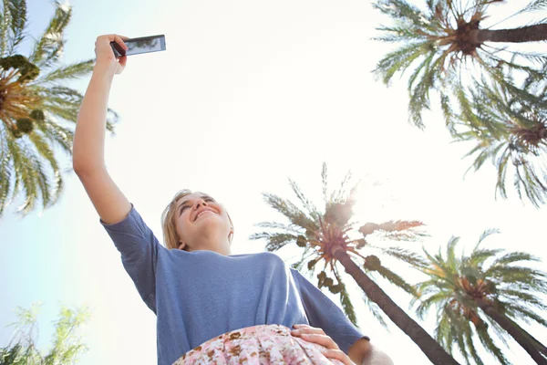 Mulher tirar fotos em um dispositivo de smartphone — Fotografia de Stock