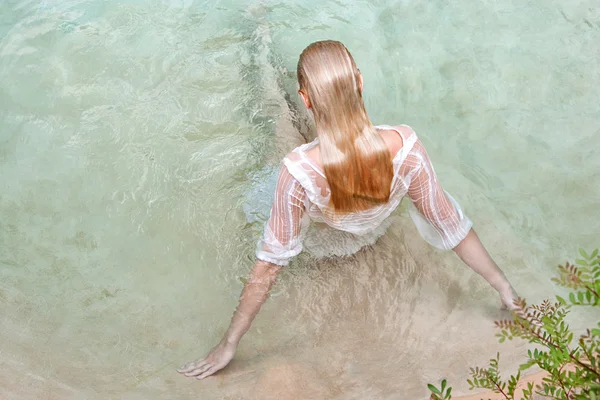 Женщина лежит и отдыхает в бассейне — стоковое фото