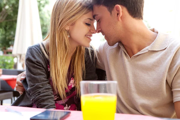 Casal sendo romântico e segurando suas testas juntas Imagens De Bancos De Imagens