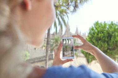 girl take pictures of a monument