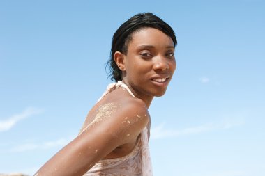 Çekici bir genç kadının portresi.