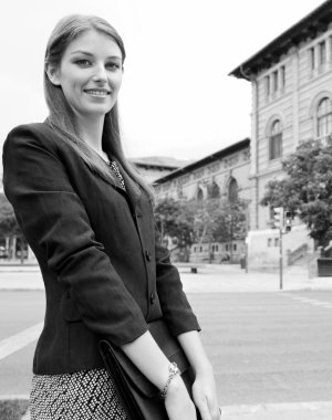 Gülümseyen bir profesyonel iş kadın portresi