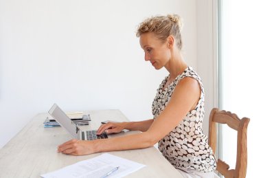 Dizüstü bilgisayar kullanan bir kadın