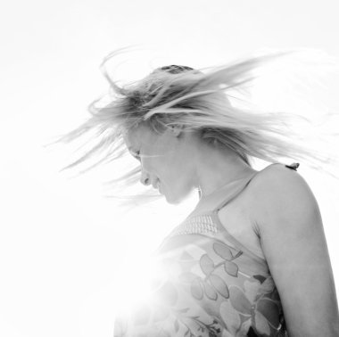 mutlu kadın saçını atma