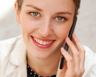 iş kadını telefonla arıyor