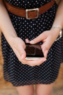 Akıllı telefon kullanan bir iş kadını.