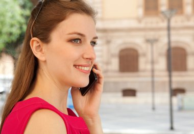 İş kadını telefonda konuşuyor.