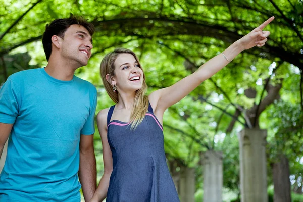 Casal visitando um parque de jardim verde — Fotografia de Stock