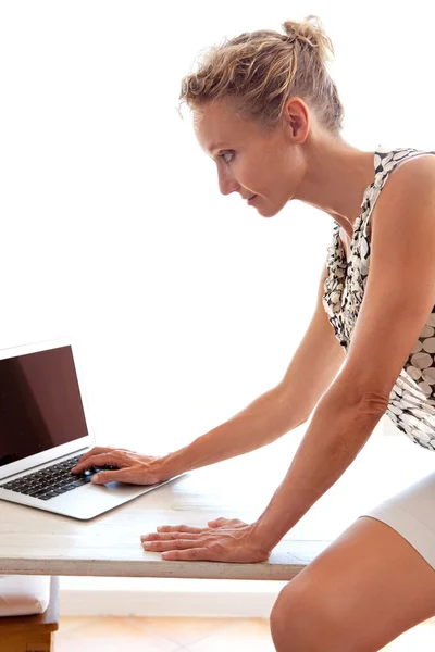 Mulher usando um computador portátil no escritório — Fotografia de Stock