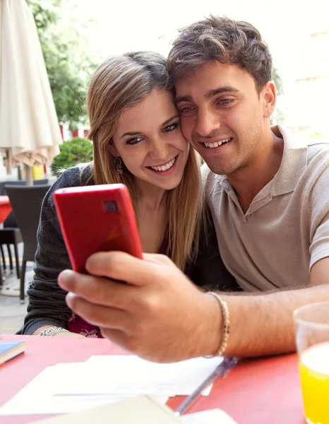 Couple take a selfie photo at cafe — ストック写真