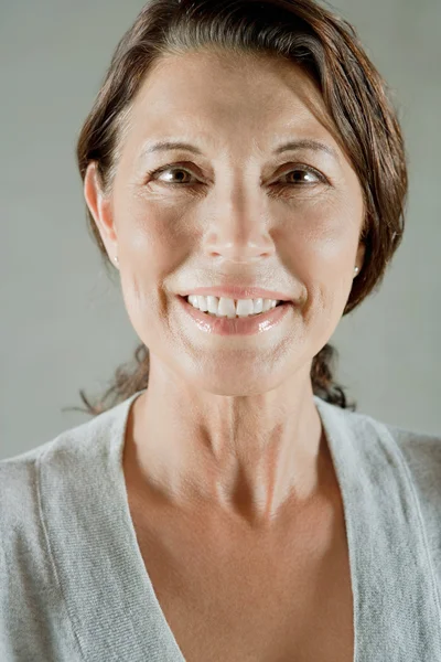 Retrato de una atractiva mujer madura — Foto de Stock