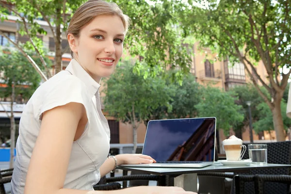 Business woman at a cafe using a laptop computer — Φωτογραφία Αρχείου