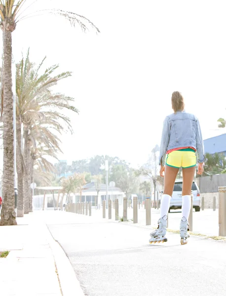 Girl doing exercise and roller skating — Stock Photo, Image