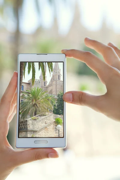 Mujer tomando fotos de un monumento — Foto de Stock