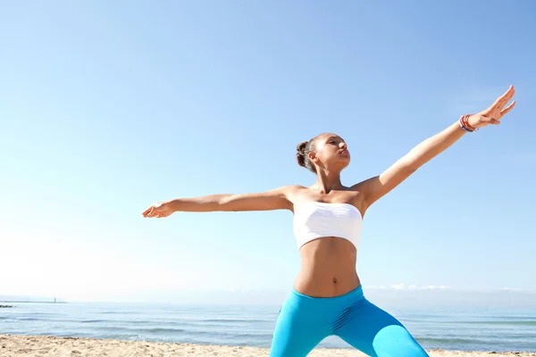 Mujer estiramiento, ejercicio y entrenamiento en una playa — Foto de Stock