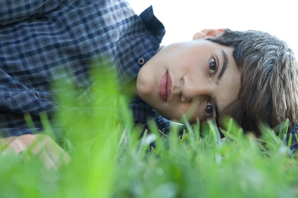 Jongen vaststelling op groen gras in park — Stockfoto