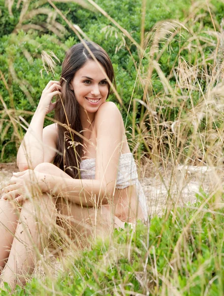 Woman sitting and relaxing in the dunes — Stok fotoğraf