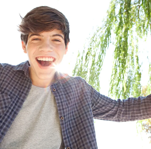 Teenager boy joyfully smiling — Stock fotografie