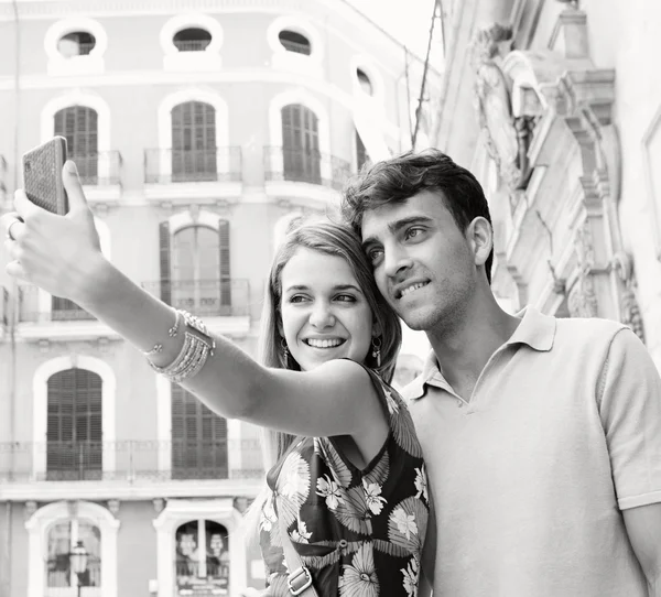 Casal relaxante e tirar uma foto selfie de si mesmos — Fotografia de Stock