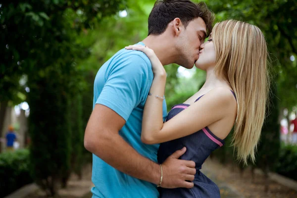 Romântico jovem casal beijando e abraçando — Fotografia de Stock