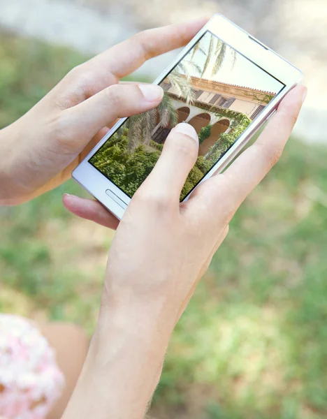 Femme utilisant un smartphone à écran tactile — Photo