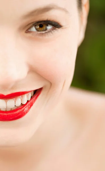 Retrato de una cara de mujer joven — Foto de Stock