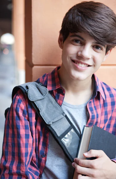 Student boy in a college campus — Zdjęcie stockowe