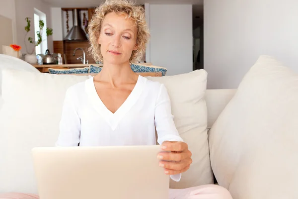 Mulher usando um computador portátil e trabalhando — Fotografia de Stock