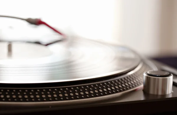 Record player with a needle touching — 图库照片