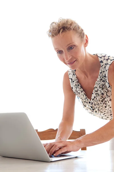 Mujer profesional senior utilizando una computadora portátil — Foto de Stock