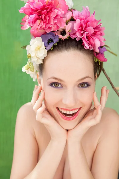 Donna che indossa un abito primavera fiori capelli — Foto Stock