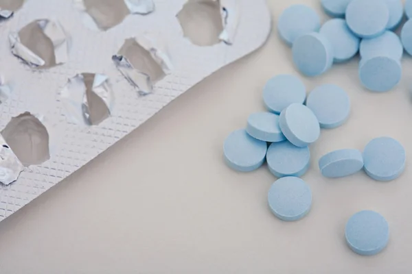 Envase de plástico vacío de medicamentos con pastillas y cápsulas — Foto de Stock