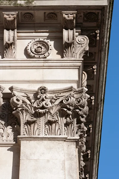 Edifício de pedra velho na cidade de Londres — Fotografia de Stock